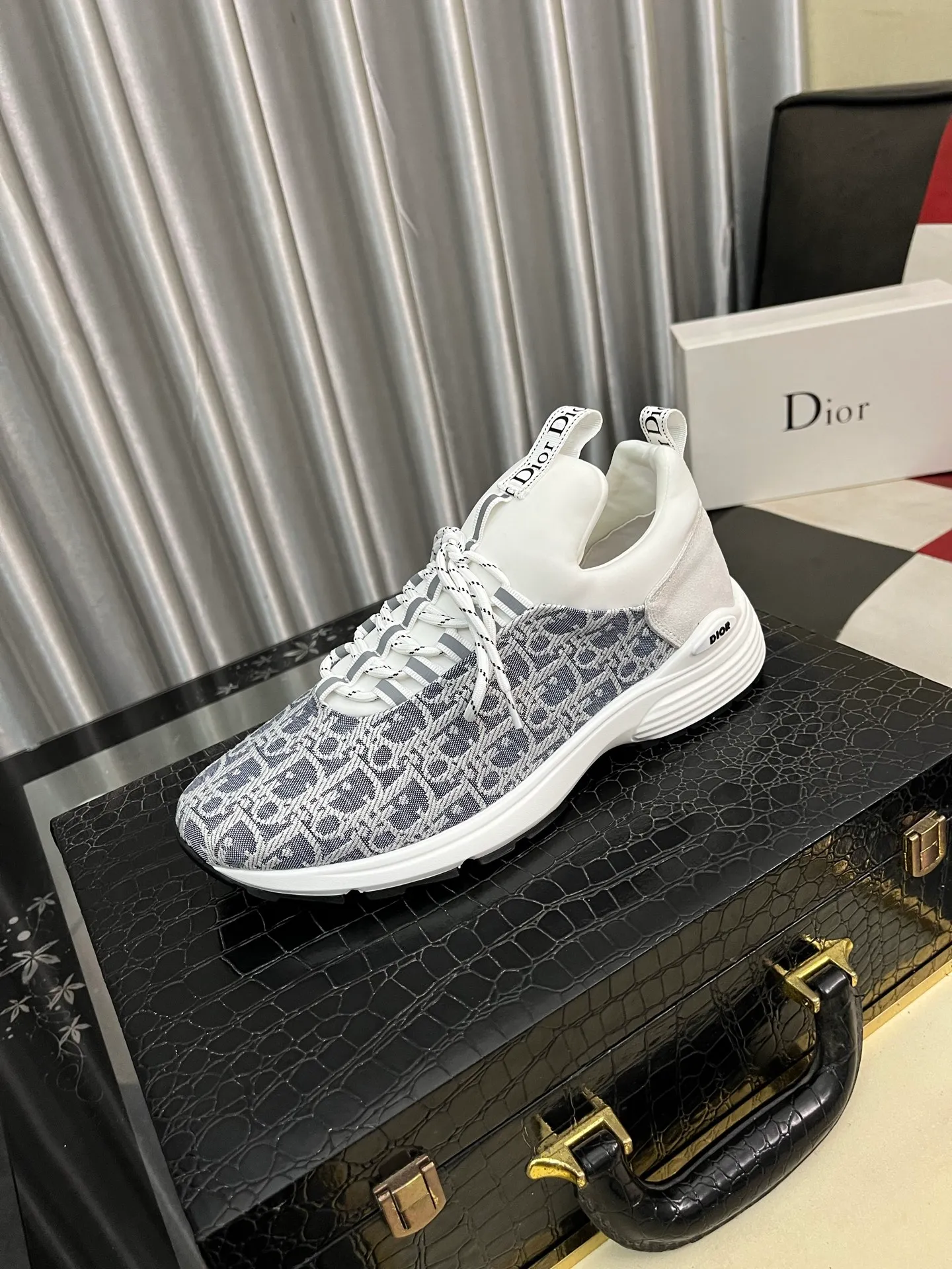 Men's Men's Shoes💰440⌚️⌚️ Dior's casual and sporty style combines the elements of dad's bag-soled shoes, successfully breaking through the dad shoe style that has been on the streets in recent years, and becoming a beautiful landscape in luxury goods. The fabric is high mercerized with breathable mesh, and the mesh on both sides of the shoe is made of three layers of composite technology. The bottom process uses package molding fabrics: imported high mercerized 🐂 cowhide stitching with original customized D-shaped mesh code number: 38-443️⃣Colors available
